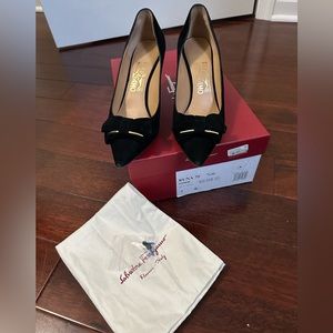Good condition: Salvatore Ferragamo Runa suede pumps, black size 7